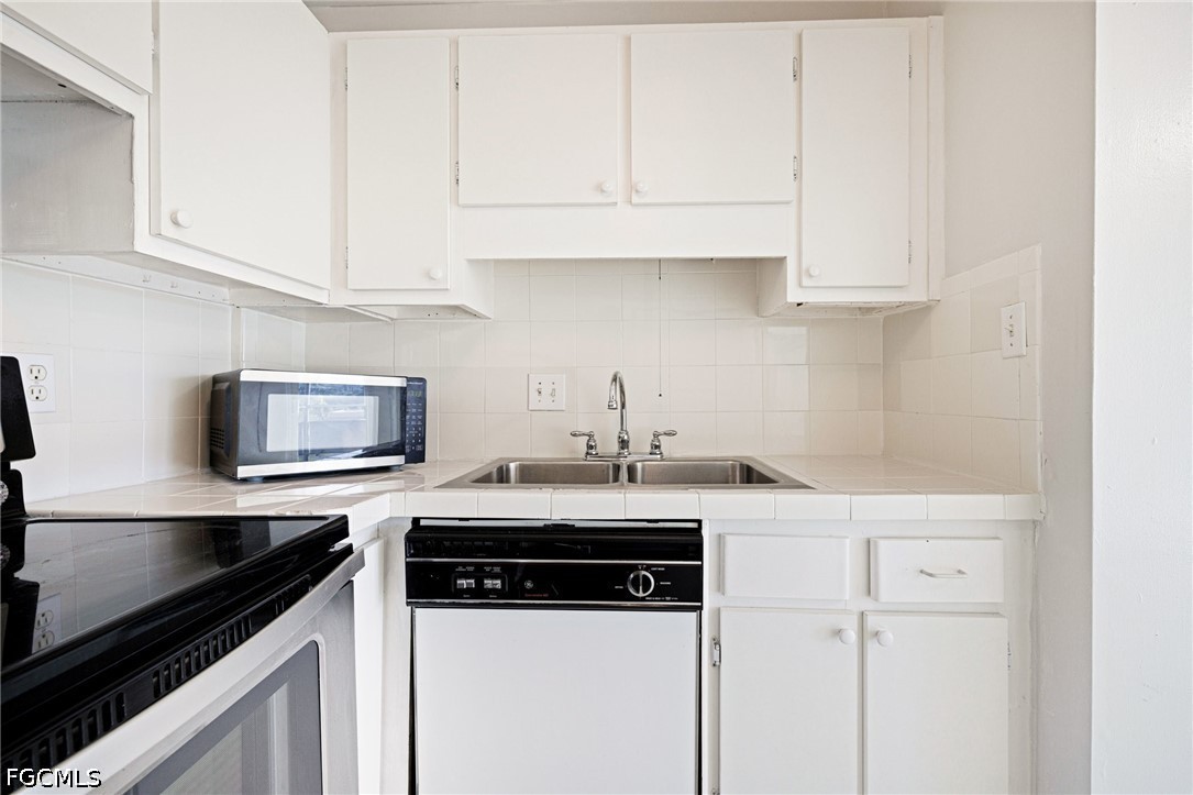 1 Bed Waterfront Home for Sale in Fort Myers, photo 11