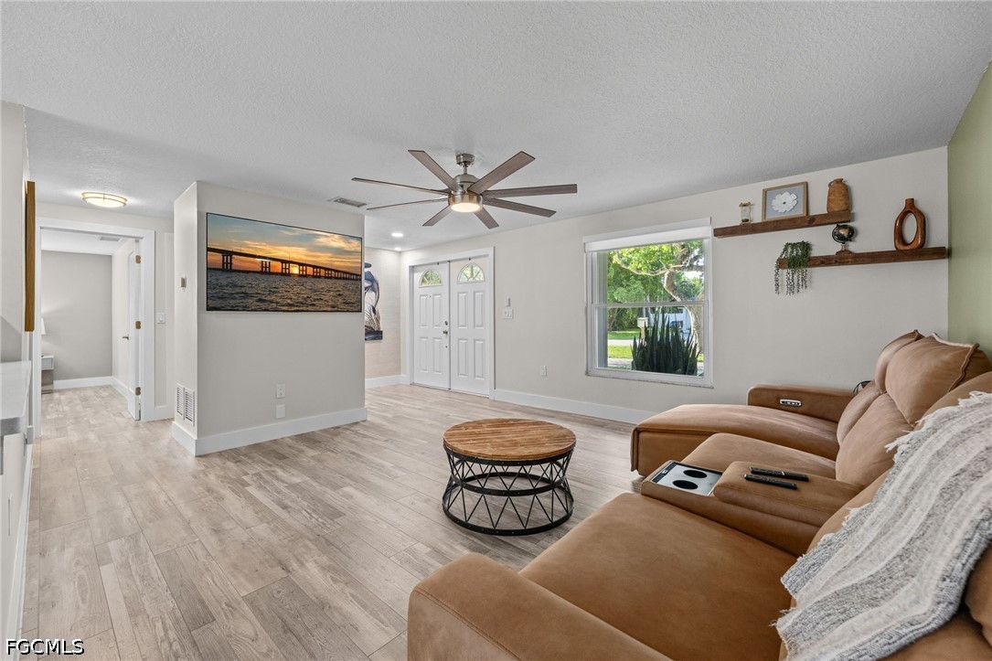 3 Bed SingleFamilyResidence for Sale in Caloosa View, photo 11