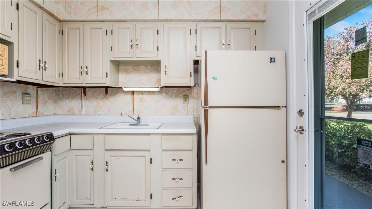 2 Bed Condominium for Sale in Seabreeze Apts, FL, $220,000 — photo 12