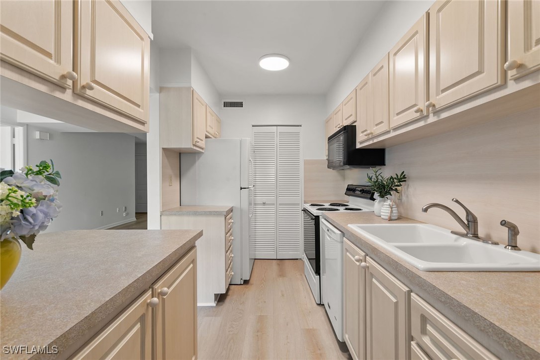 1 Bed Condominium for Sale in Naples, FL, $275,000 — photo 12