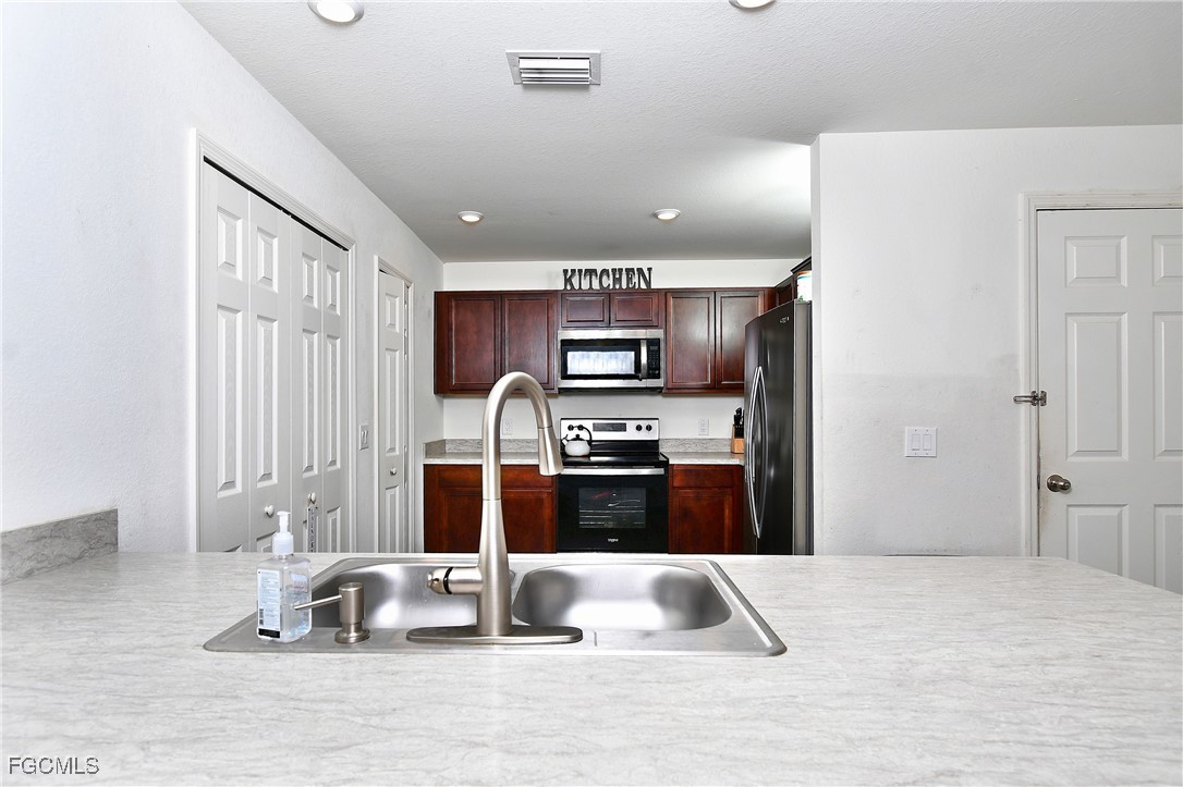 3 Bed SingleFamilyResidence for Sale in Lehigh Acres, photo 12