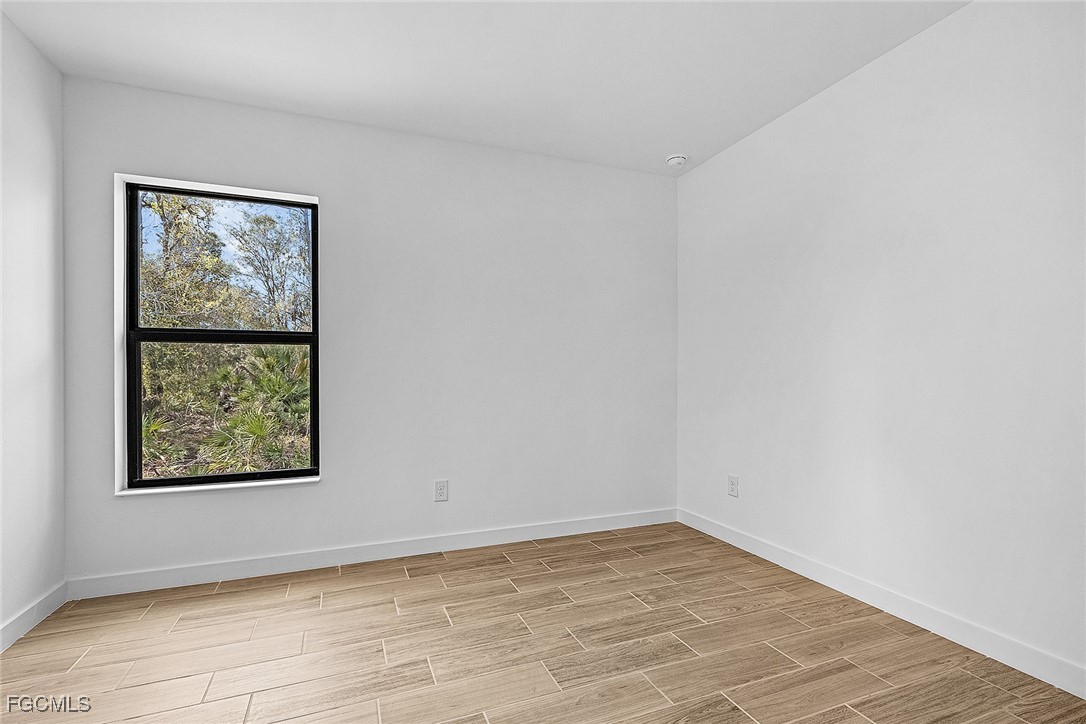 3 Bed SingleFamilyResidence for Sale in Mirror Lakes, photo 12