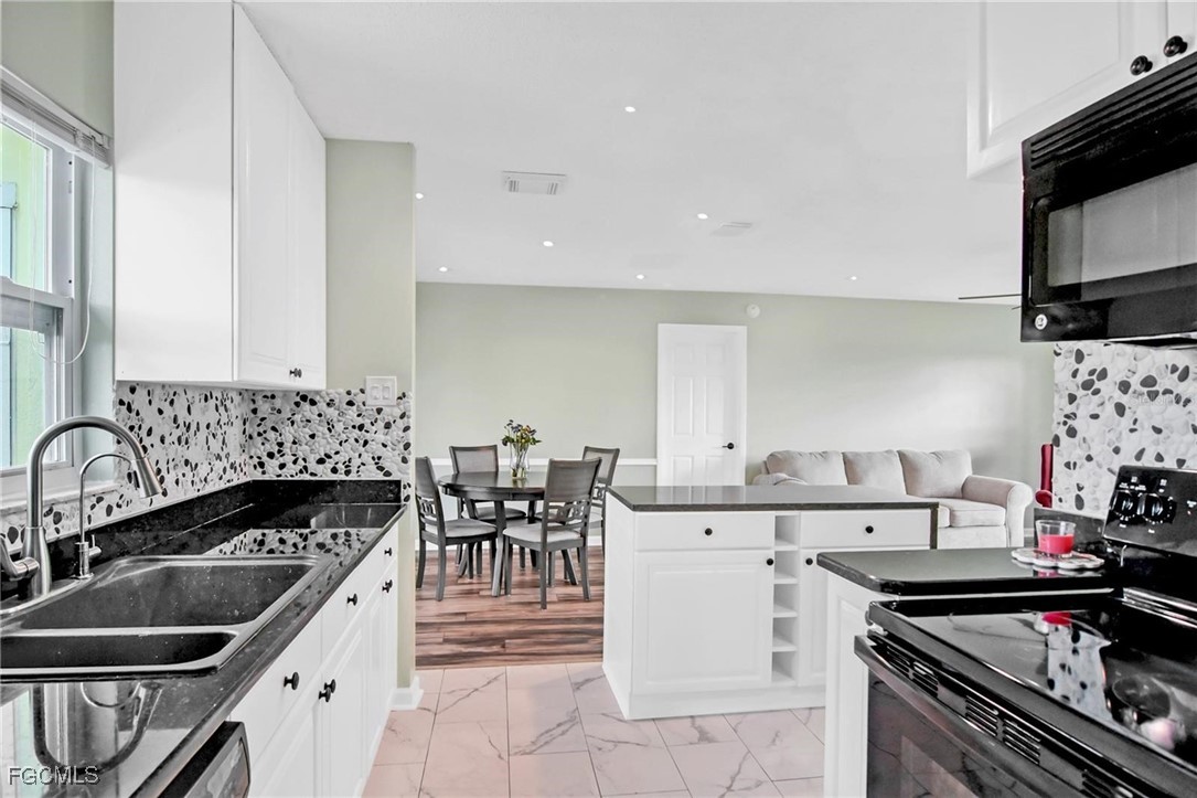 2 Bed SingleFamilyResidence for Sale in Port Charlotte, photo 12