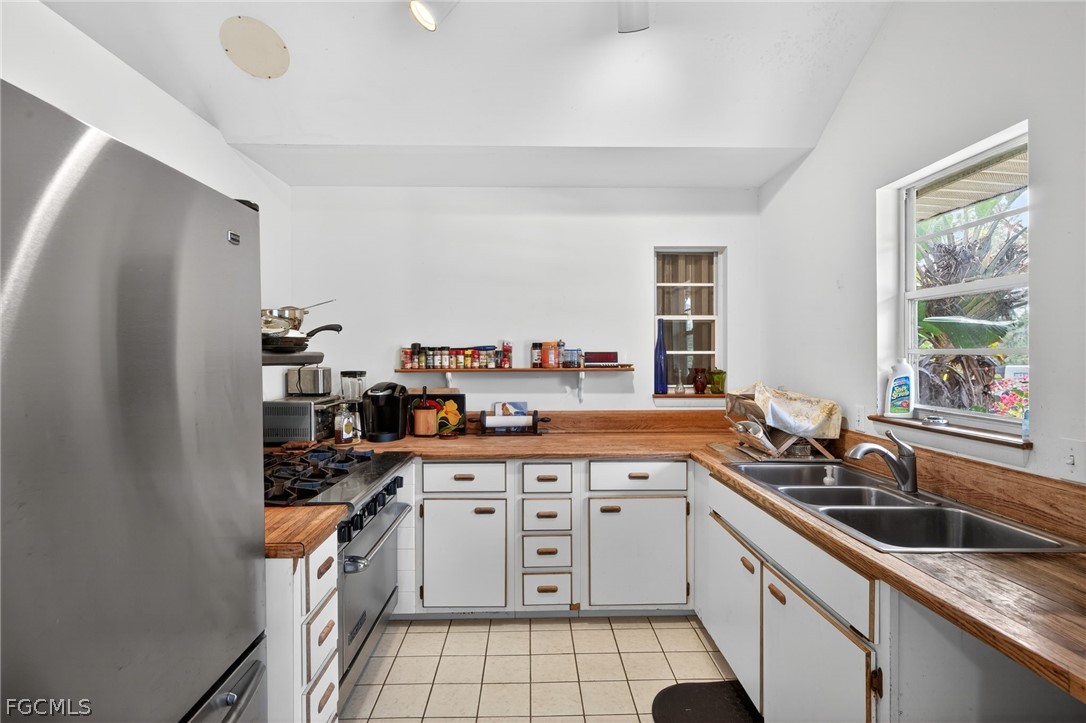 2 Bed SingleFamilyResidence for Sale in Fort Myers, FL — photo 12