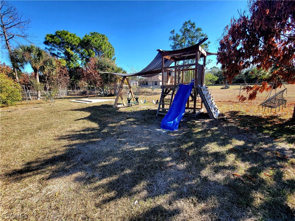 4 Bed SingleFamilyResidence for Sale in Lehigh Acres, photo 12