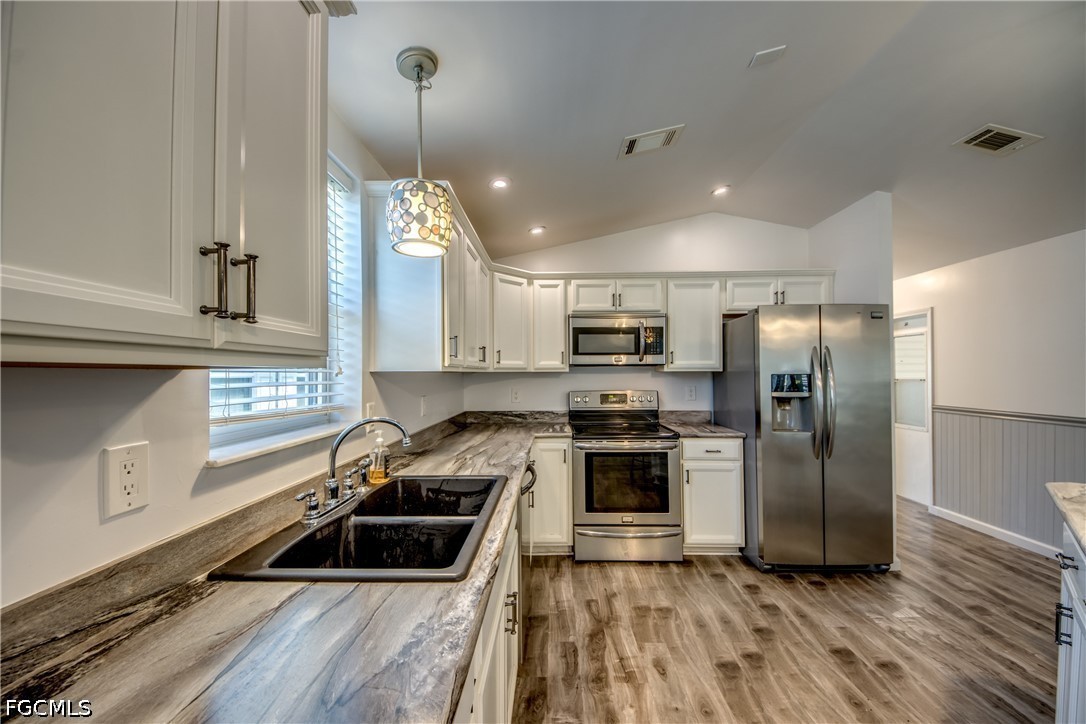 2 Bed ManufacturedHome for Sale in Pine Island Cove, photo 12