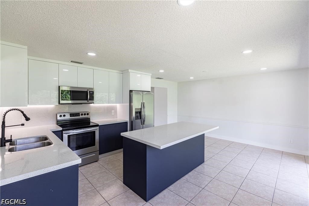 2 Bed SingleFamilyResidence for Sale in Cape Coral, photo 12