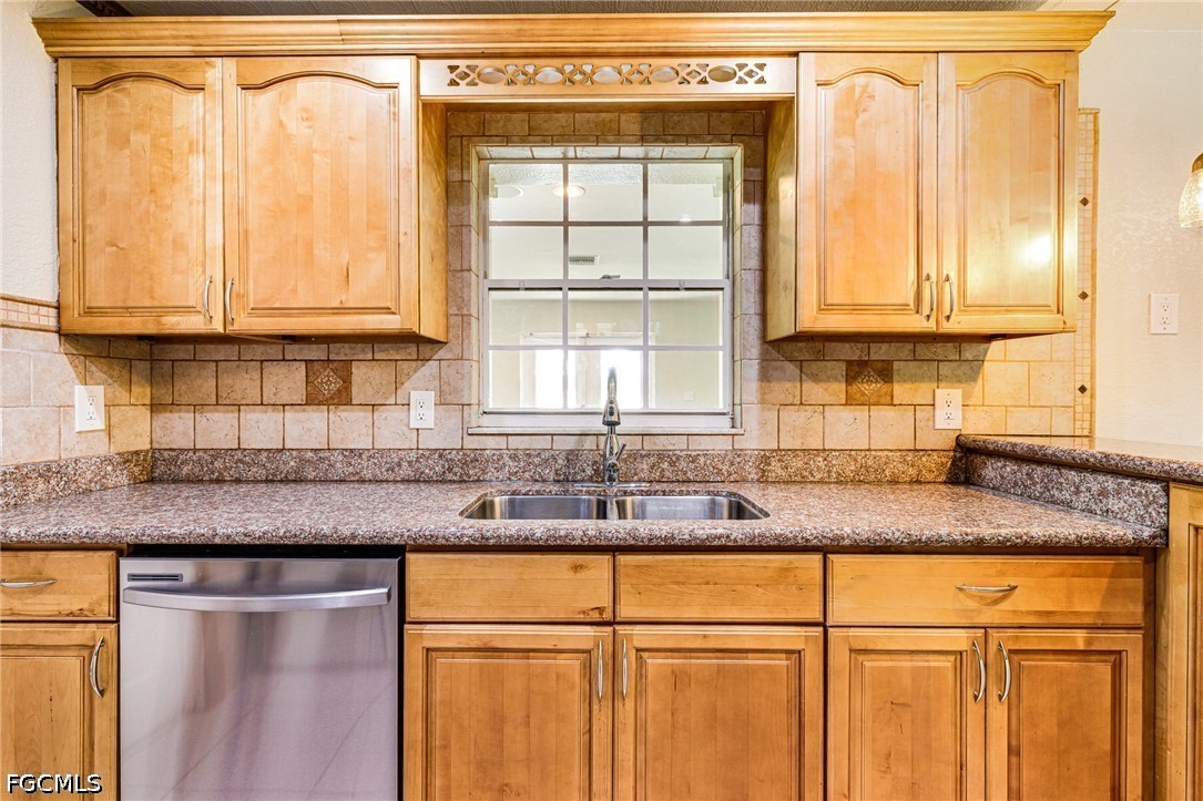 3 Bed SingleFamilyResidence for Sale in Fort Myers, photo 12