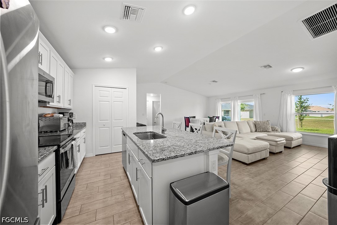 3 Bed SingleFamilyResidence for Sale in Cape Coral, photo 12