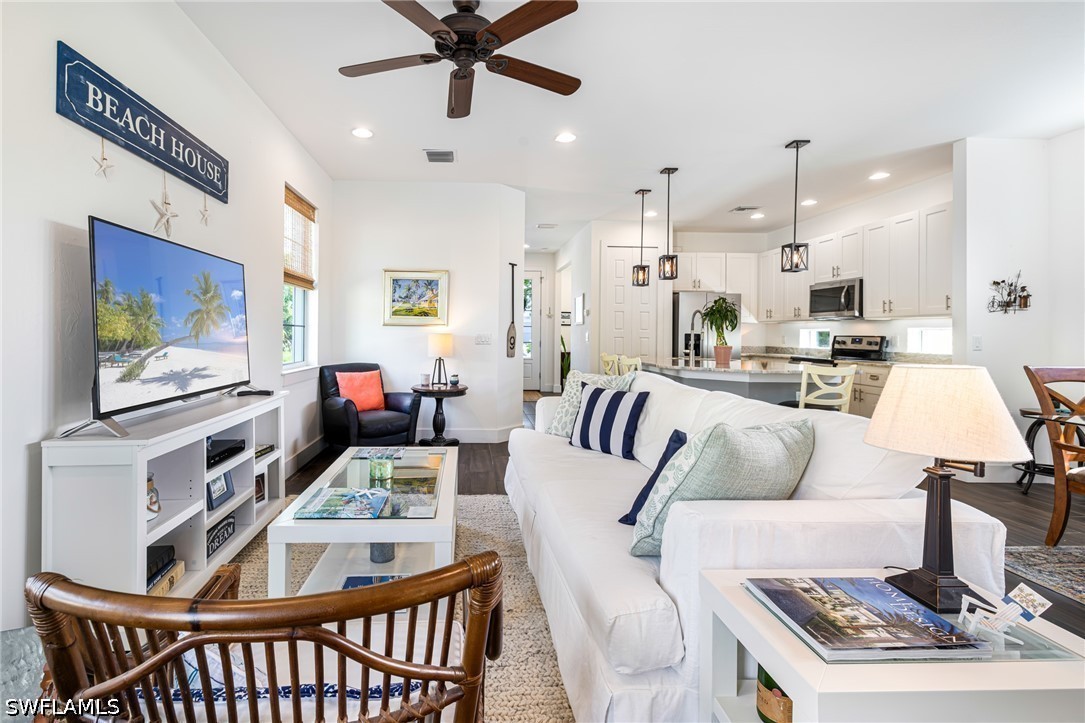5 Bed SingleFamilyResidence for Sale in Kelly Plaza, FL — photo 12