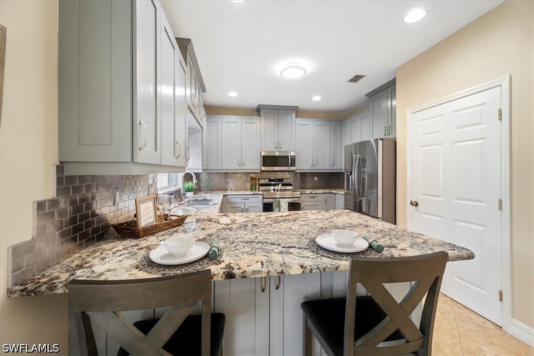 4 Bed SingleFamilyResidence for Sale in Eagle Pointe, FL — photo 12