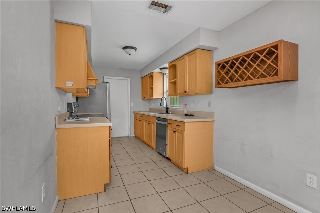 3 Bed SingleFamilyResidence for Sale in Fort Myers, photo 12
