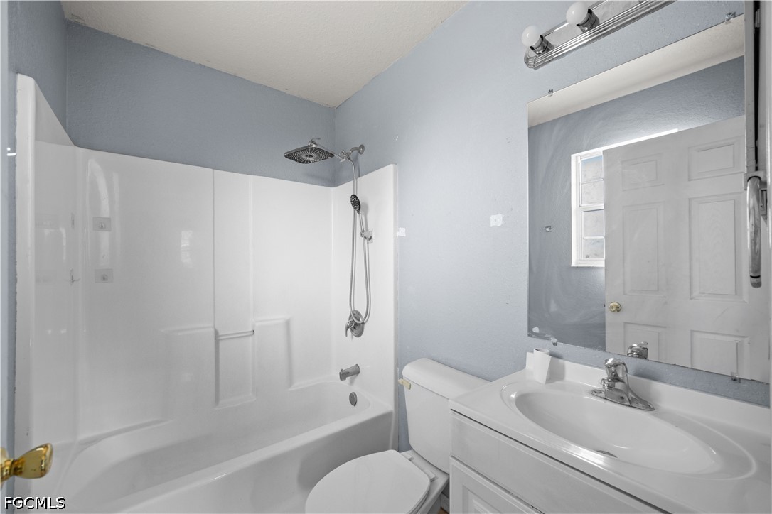 3 Bed SingleFamilyResidence for Sale in Cape Coral, photo 12