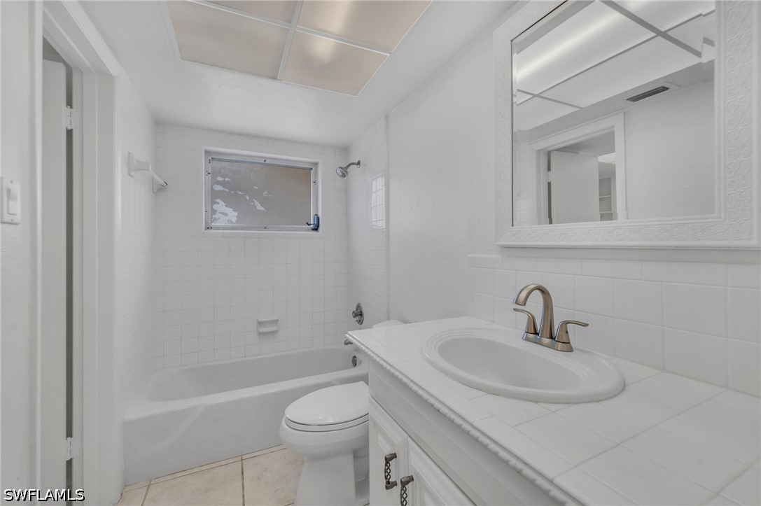 3 Bed Pool Home for Sale in Moorings, photo 12