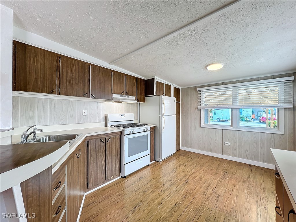 2 Bed ManufacturedHome for Sale in Mobile Manor, FL, $75,000 — photo 13