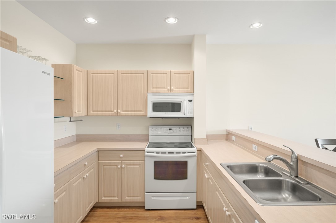 2 Bed Condominium for Sale in Clubhouse Villas, FL, $186,800 — photo 13