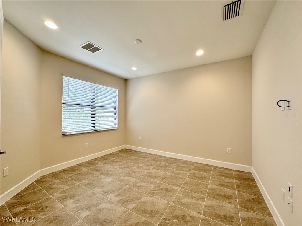 3 Bed SingleFamilyResidence for Sale in Valencia Harbor, FL — photo 13