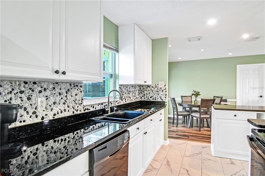 2 Bed SingleFamilyResidence for Sale in Port Charlotte, photo 13