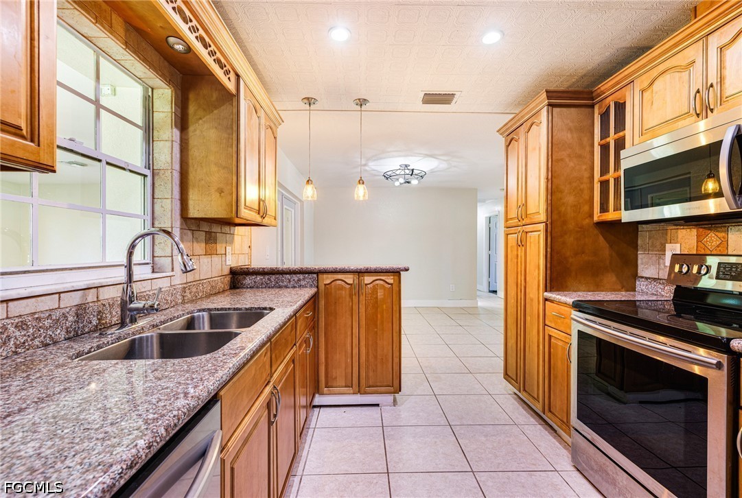 3 Bed SingleFamilyResidence for Sale in Fort Myers, photo 13
