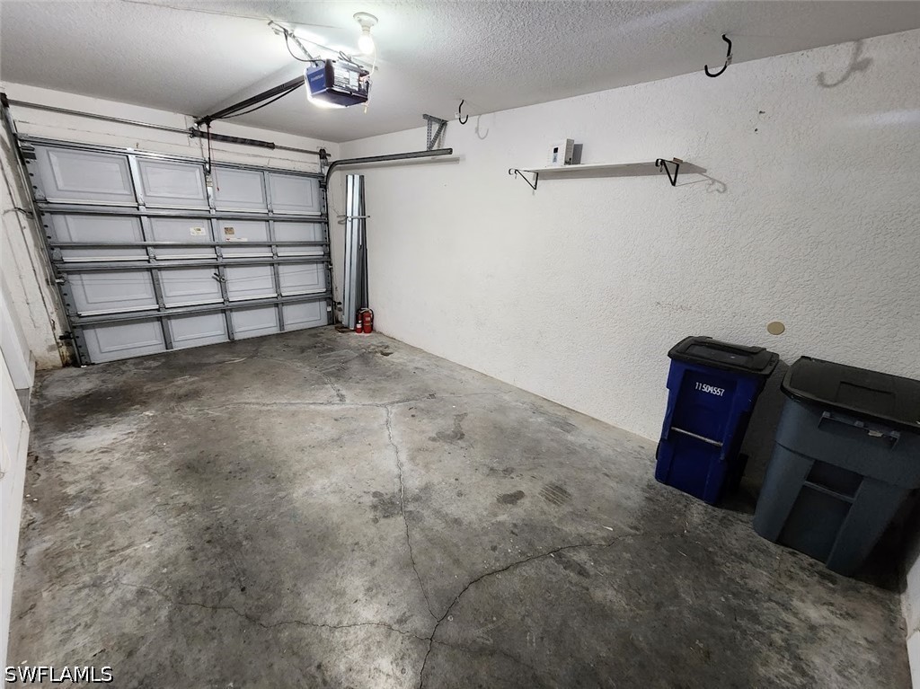 3 Bed SingleFamilyResidence for Sale in Oak Crest Villas, photo 13