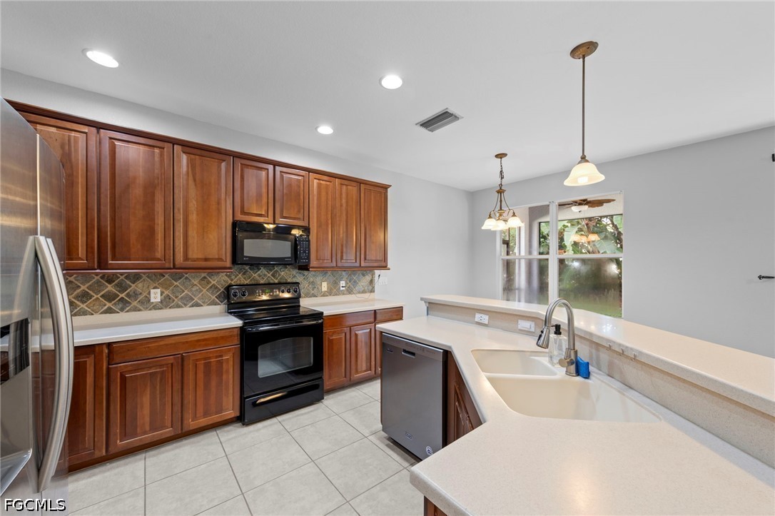 3 Bed SingleFamilyResidence for Sale in Cypress Cay, photo 13