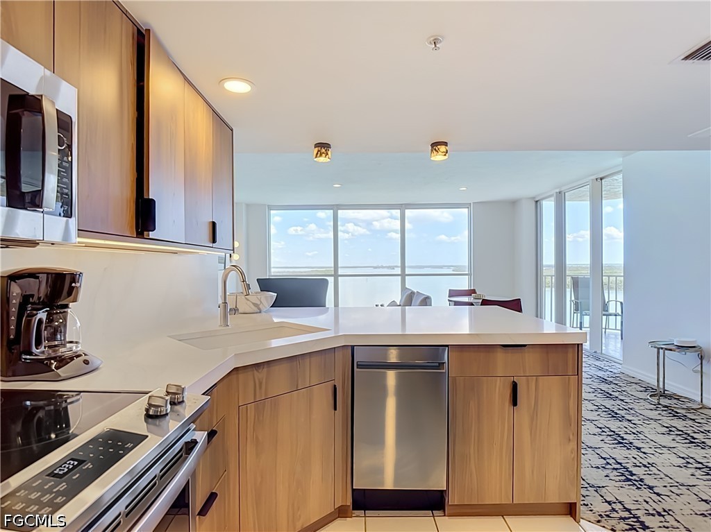 1 Bed Waterfront Home for Sale in Fort Myers Beach, photo 13