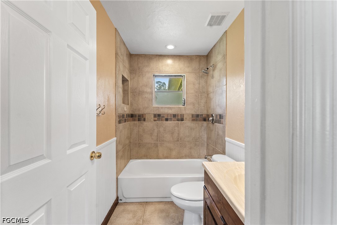 2 Bed SingleFamilyResidence for Sale in North Fort Myers, photo 13