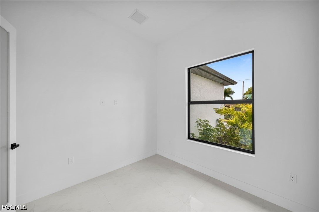 3 Bed SingleFamilyResidence for Sale in Cape Coral, photo 13