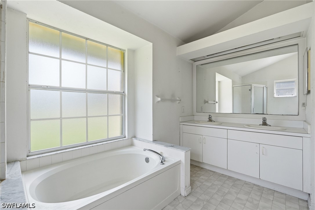 3 Bed SingleFamilyResidence for Sale in Naples, photo 13