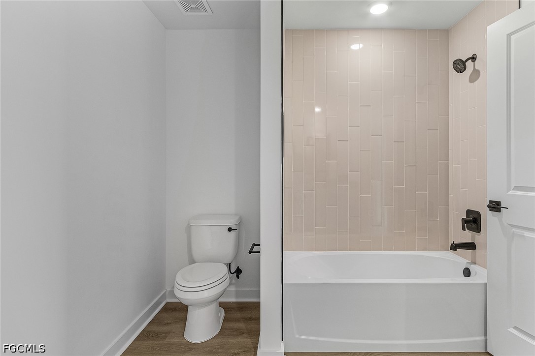 3 Bed SingleFamilyResidence for Sale in Mirror Lakes, photo 13