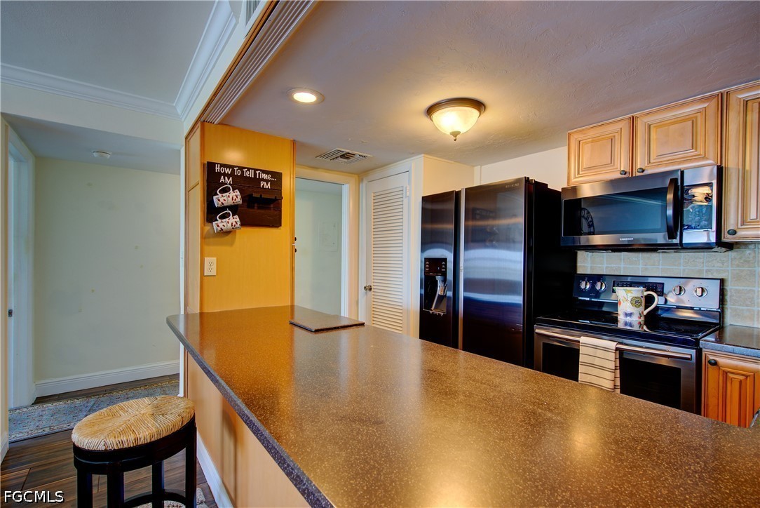 1 Bed Waterfront Home for Sale in Fort Myers, photo 13