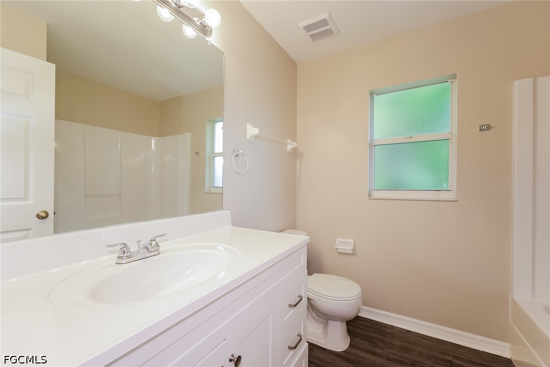 3 Bed SingleFamilyResidence for Sale in Mirror Lakes, photo 13