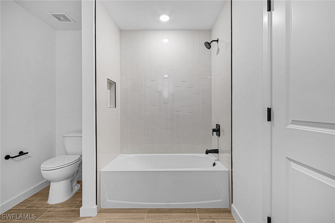 3 Bed SingleFamilyResidence for Sale in Mirror Lakes, photo 14