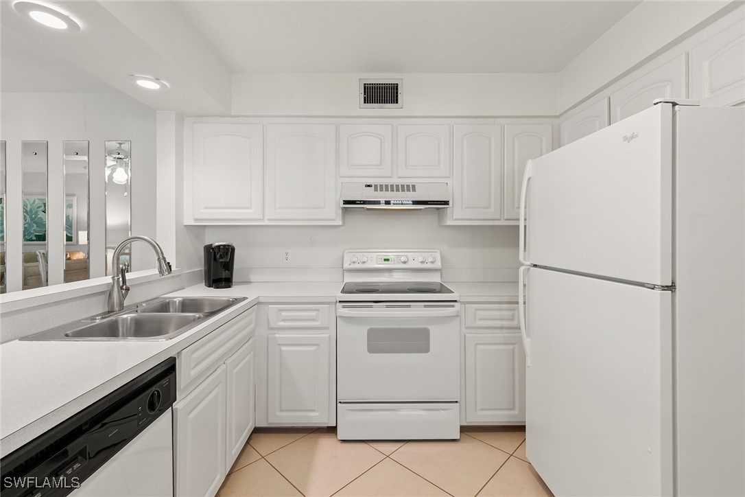 2 Bed Condominium for Sale in Foxmoor, FL, $255,000 — photo 14