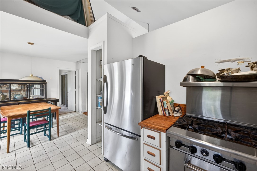 2 Bed SingleFamilyResidence for Sale in Fort Myers, FL — photo 14