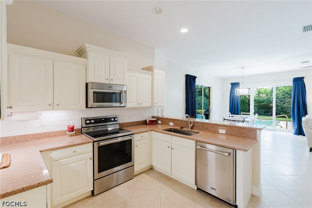 3 Bed Pool Home for Sale in Stoneybrook, photo 14