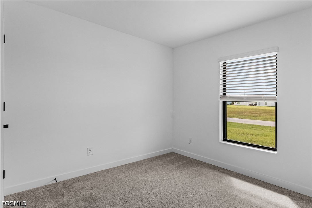 3 Bed SingleFamilyResidence for Sale in Mirror Lakes, photo 14