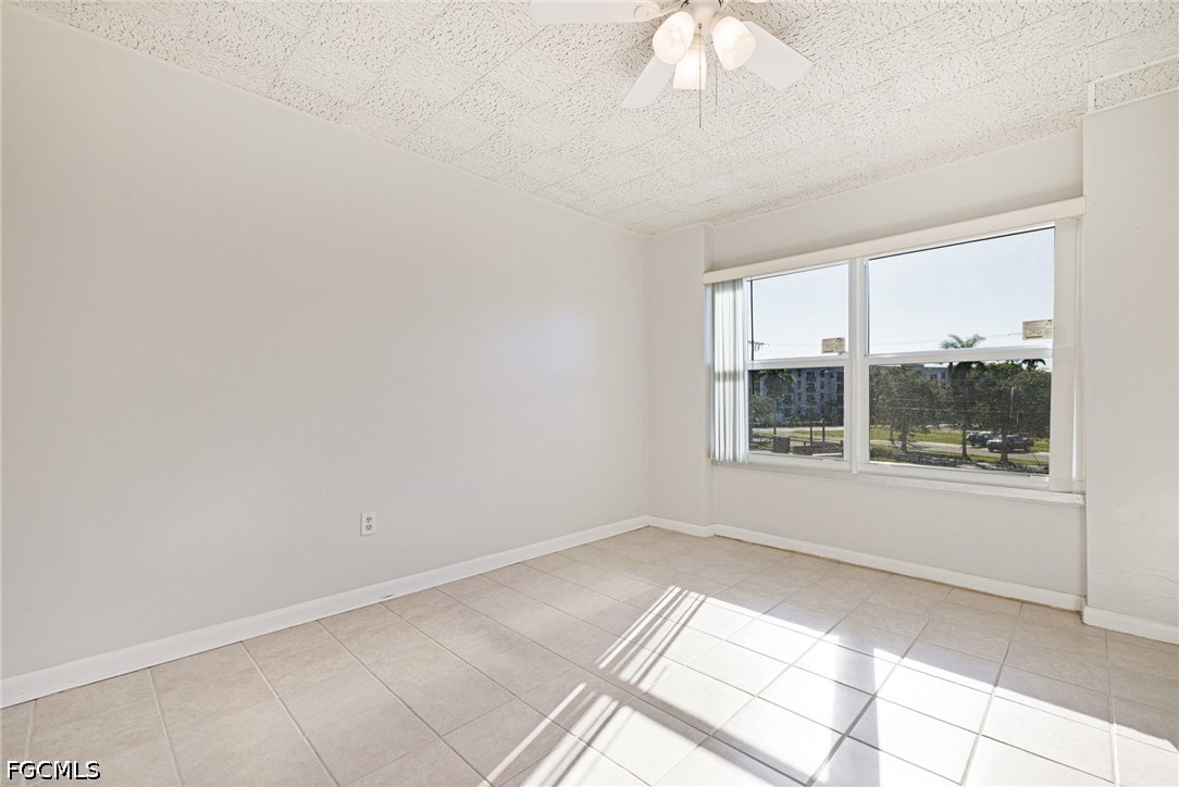 1 Bed Waterfront Home for Sale in Fort Myers, photo 14