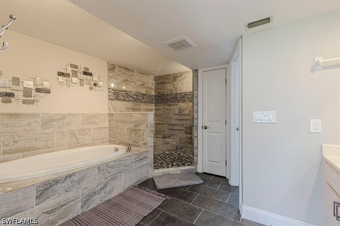 3 Bed Condominium for Sale in Naples, photo 14