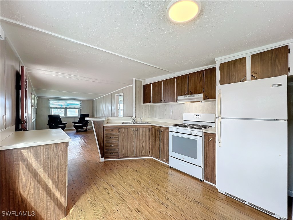 2 Bed ManufacturedHome for Sale in Mobile Manor, FL, $75,000 — photo 15