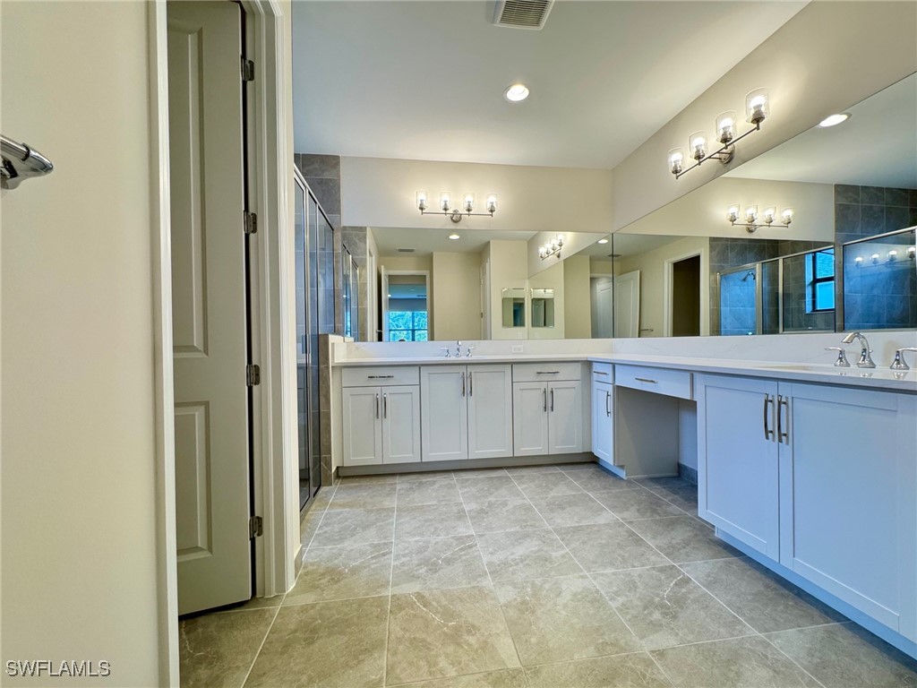 3 Bed SingleFamilyResidence for Sale in Valencia Harbor, FL — photo 15