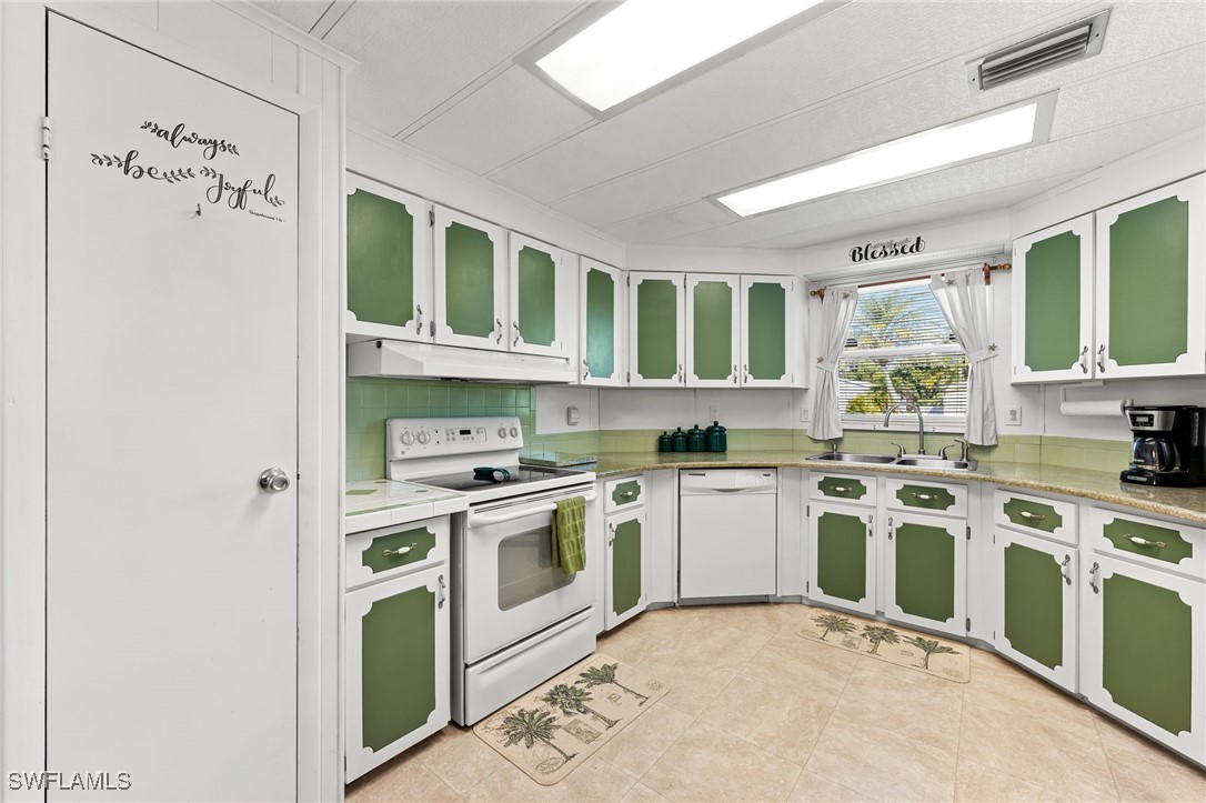 2 Bed ManufacturedHome for Sale in Naples, FL, $159,000 — photo 15