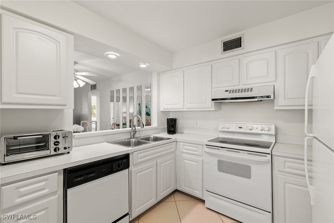 2 Bed Condominium for Sale in Foxmoor, FL, $255,000 — photo 15