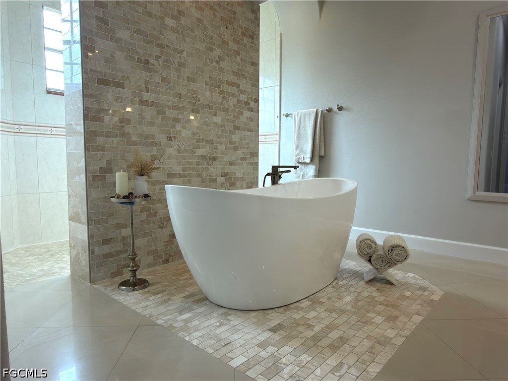 5 Bed SingleFamilyResidence for Sale in Naples, FL — photo 15
