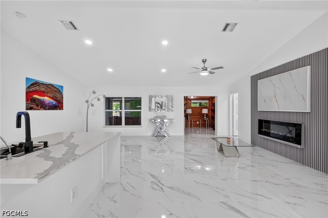 3 Bed SingleFamilyResidence for Sale in Lehigh Acres, photo 15