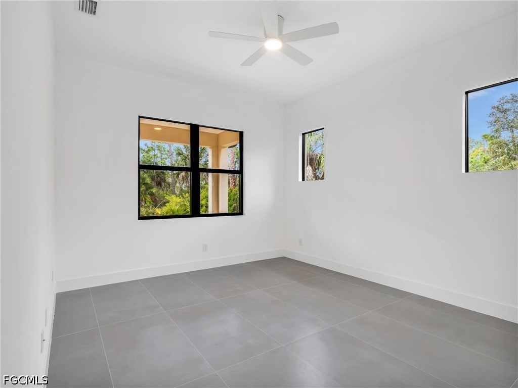 3 Bed SingleFamilyResidence for Sale in East Englewood, photo 15