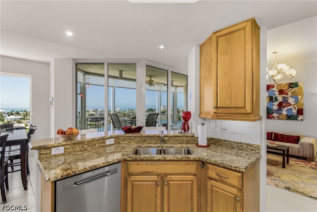 3 Bed Waterfront Home for Sale in Waterside At Bay Beach, photo 15