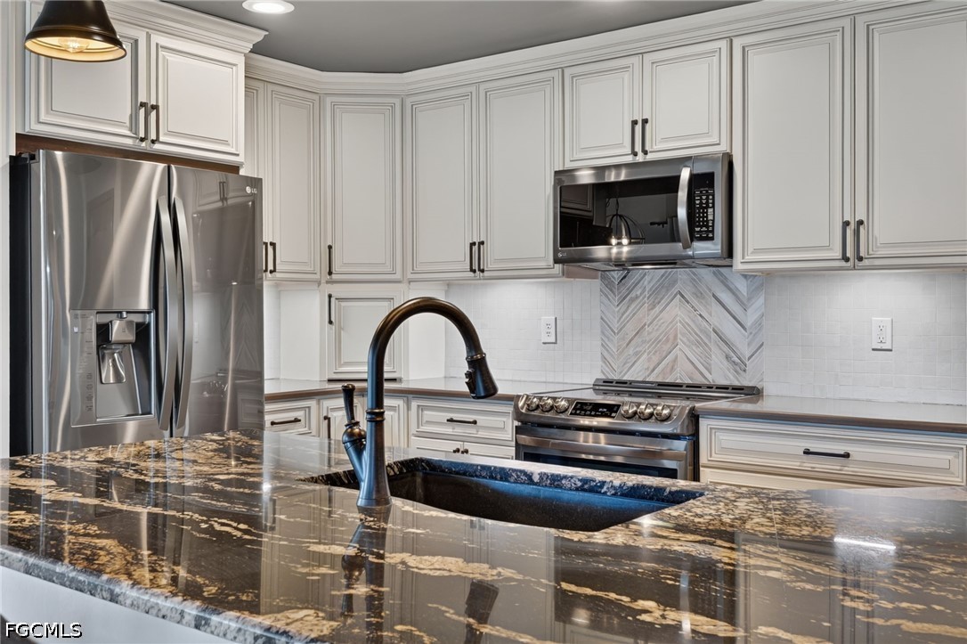 3 Bed SingleFamilyResidence for Sale in Cape Coral, photo 15