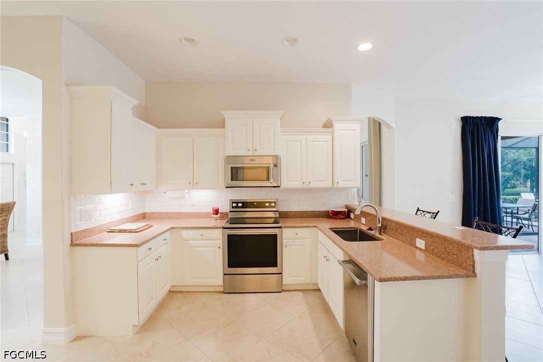 3 Bed Pool Home for Sale in Stoneybrook, photo 15