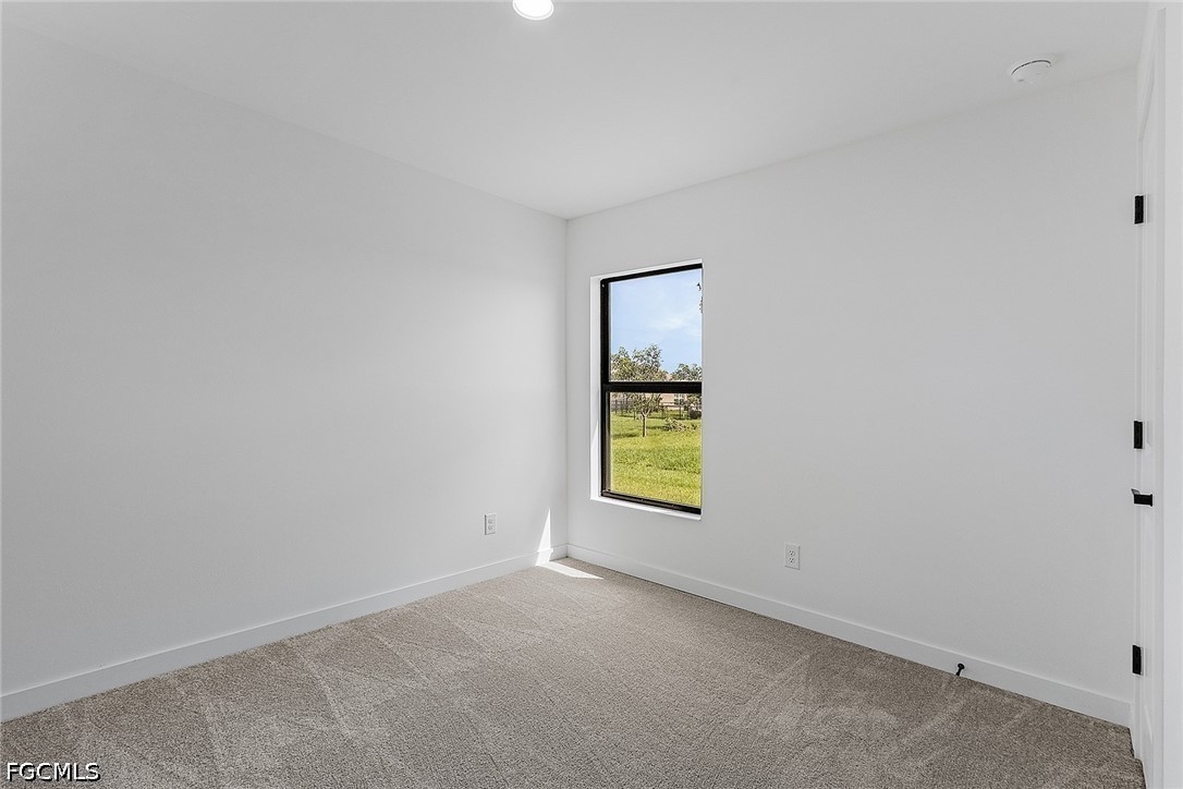 3 Bed SingleFamilyResidence for Sale in Mirror Lakes, photo 15